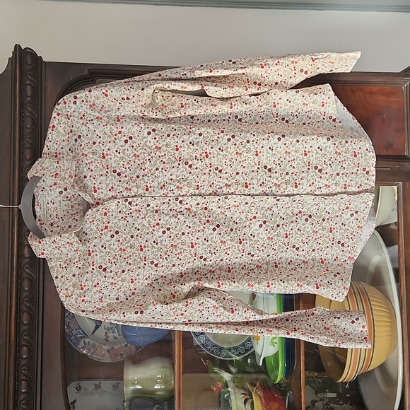 L.L Bean 🌸 wrinkle resistant button down - Picture 3 of 11